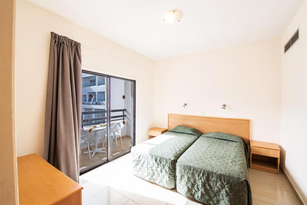 One Bedroom Apartment Inland View 1