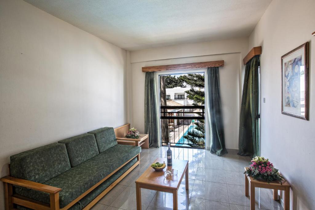 One Bedroom Apartment Inland View 3