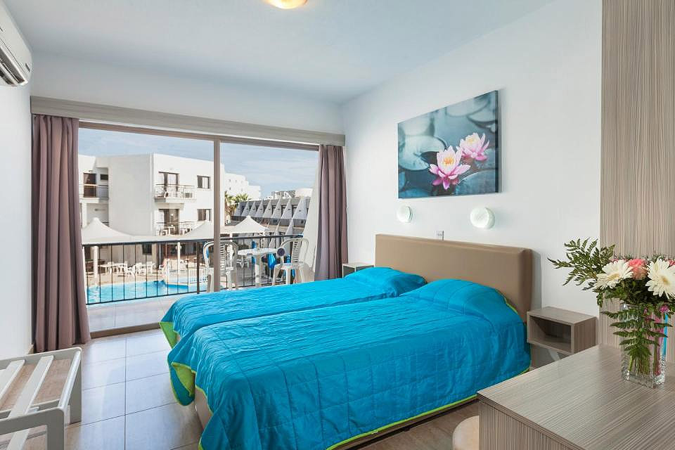 One Bedroom Apartment Inland View 3