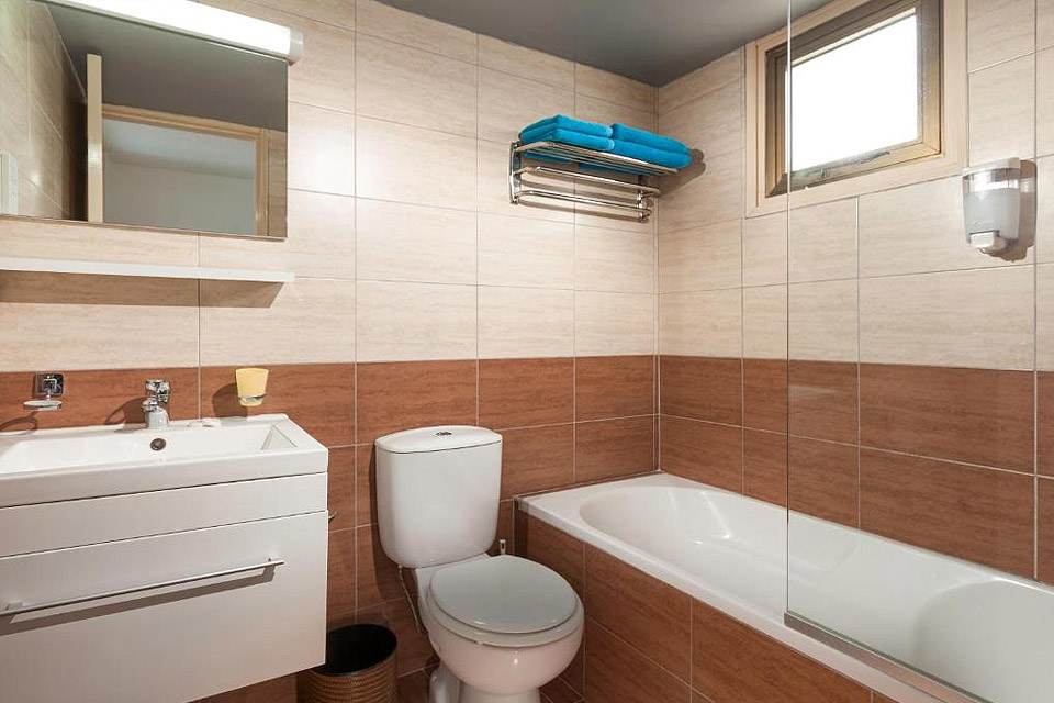 One Bedroom Apartment Inland View 1