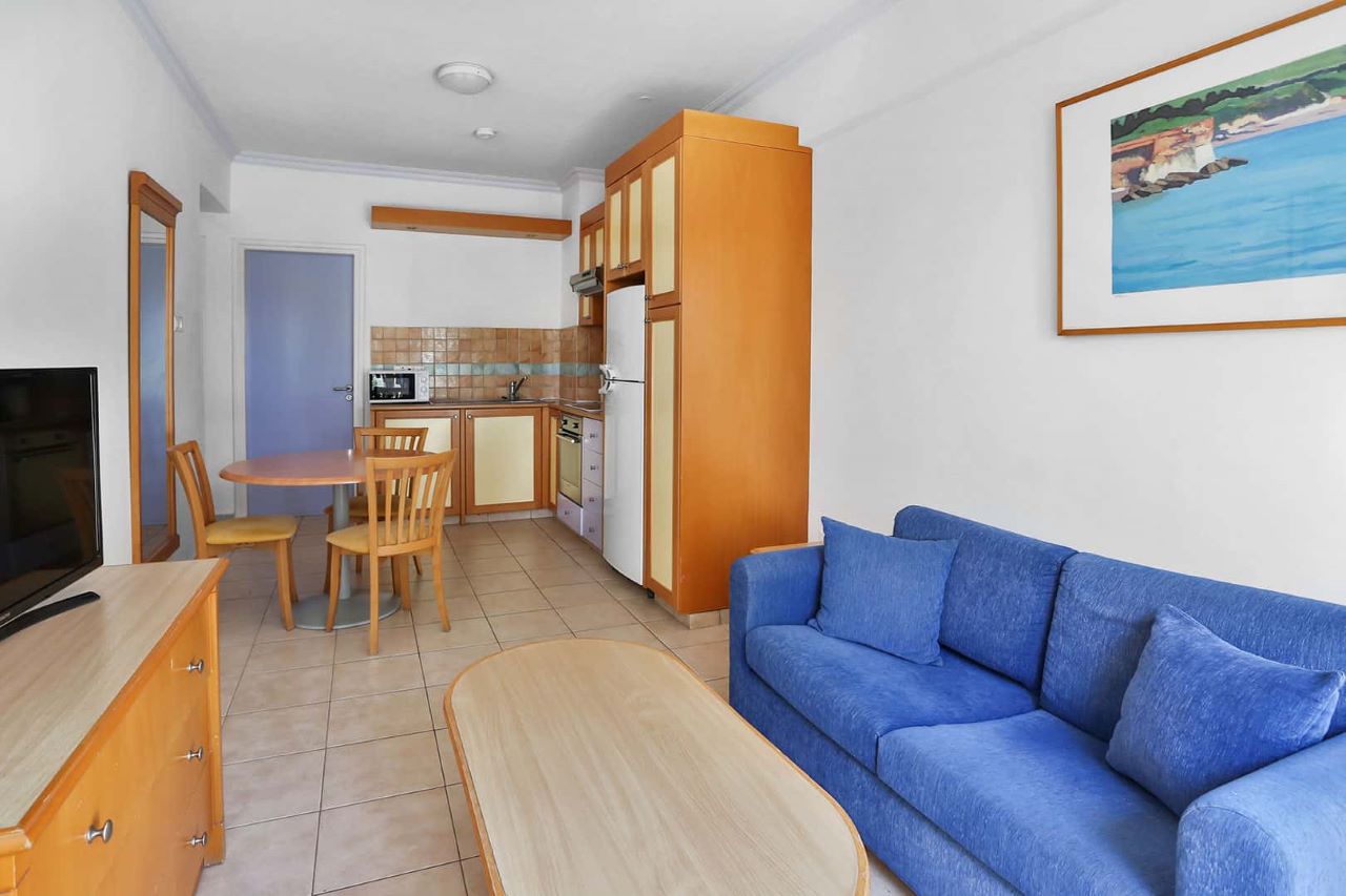 One Bedroom Apartment Inland View 2