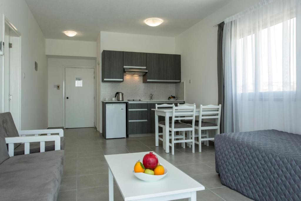 One Bedroom Apartment Inland View 1