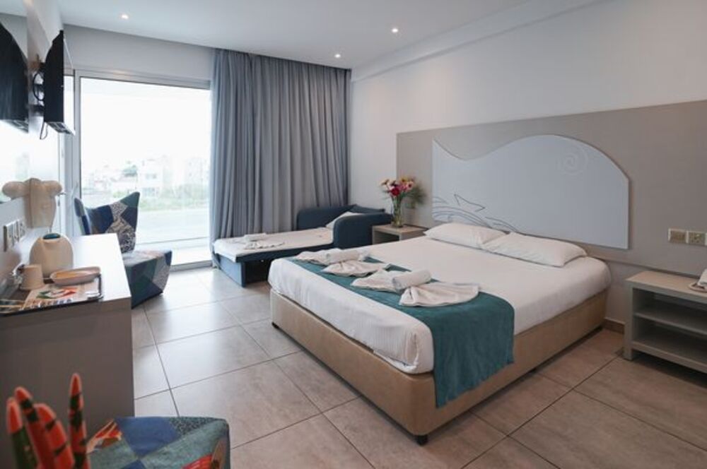 Superior Twin Room Inland View 2
