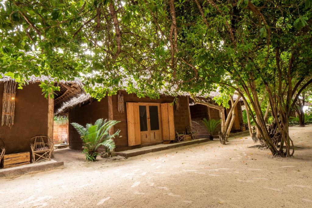 Pool Bungalow 1