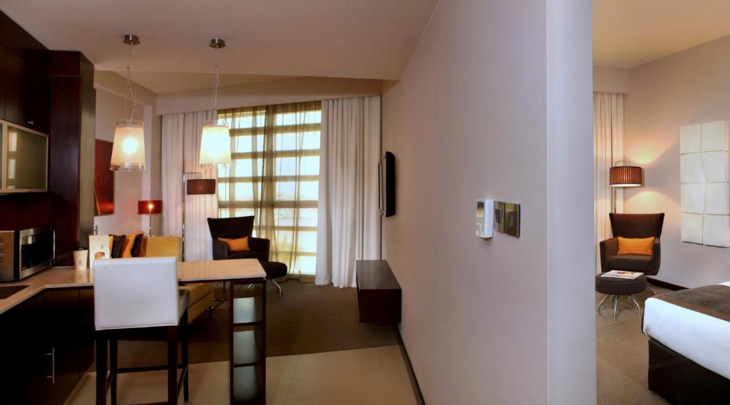1 Bedroom Suite with Kitchenette 3