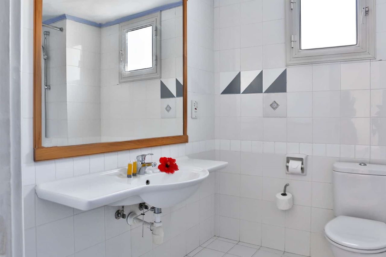 Two Bedroom Apartment Inland View 4