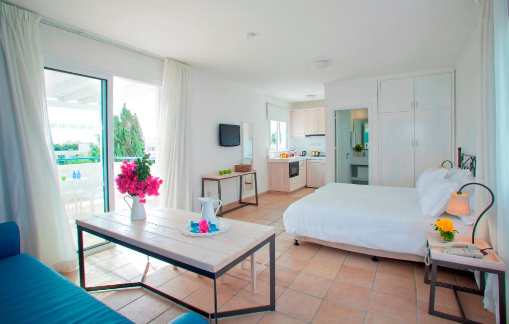 Superior Studio Apartment Inland View 2