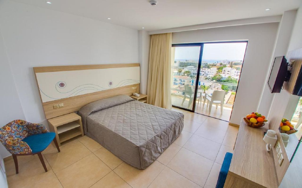 Superior Twin Room Side Sea View 3