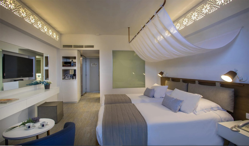 Classic Double Twin Room Side Sea View 3