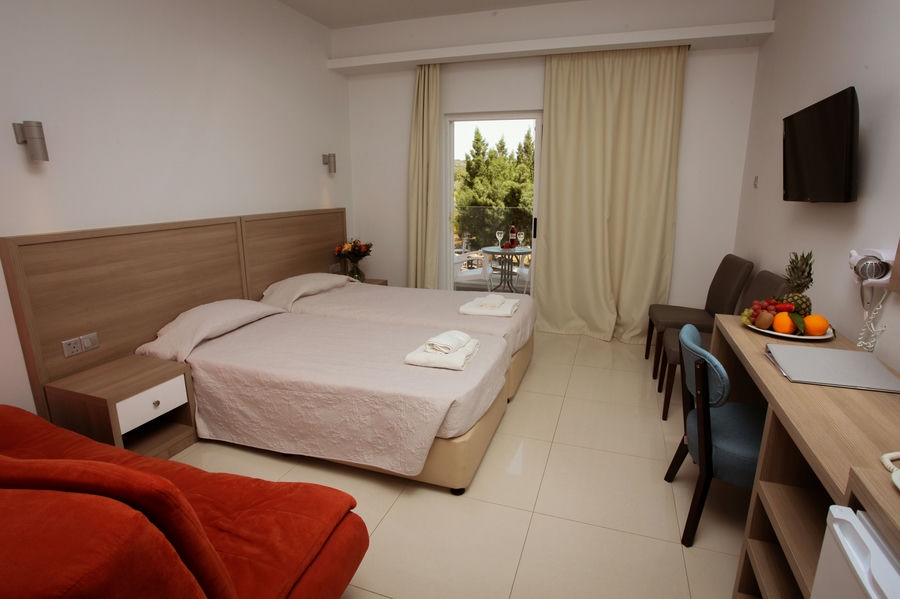 Deluxe Family Room Inland View 4