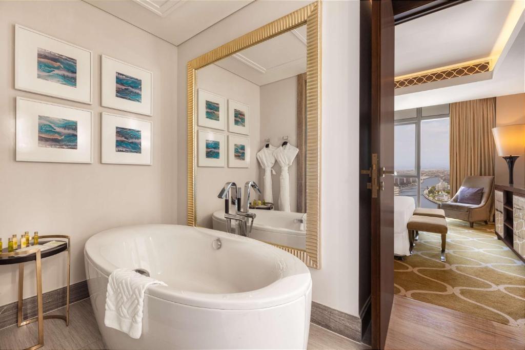 1 Bedroom Panoramic Suite 4