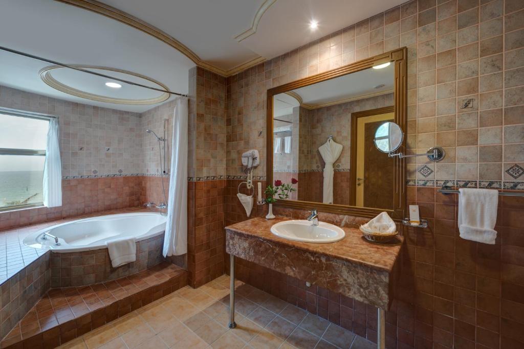 Executive Suite with Balcony 4