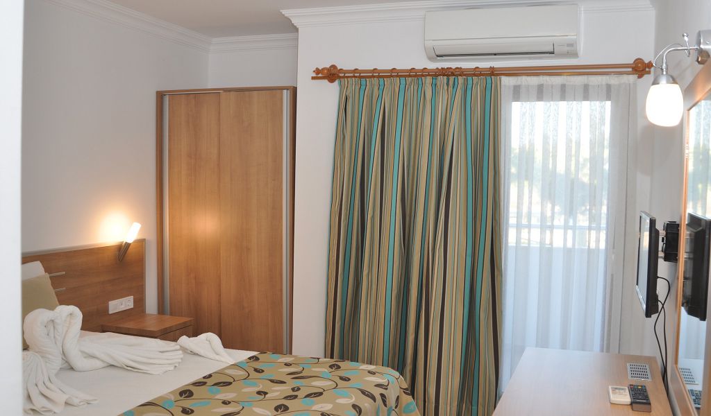 Large Family Room With Bunkbed 3