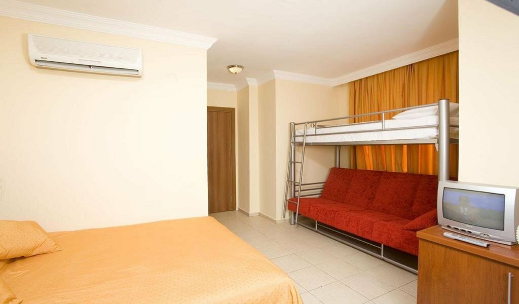 Large Family Room With Bunkbed 1
