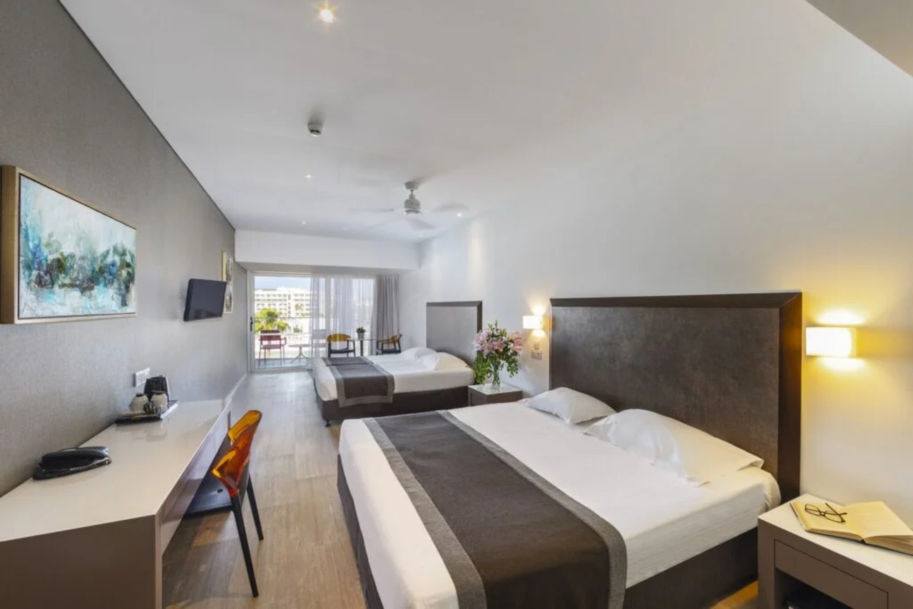 Garden Suite - Family Room 1