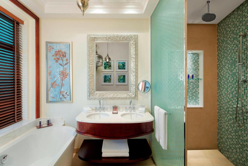 Deluxe Room Creek View 3