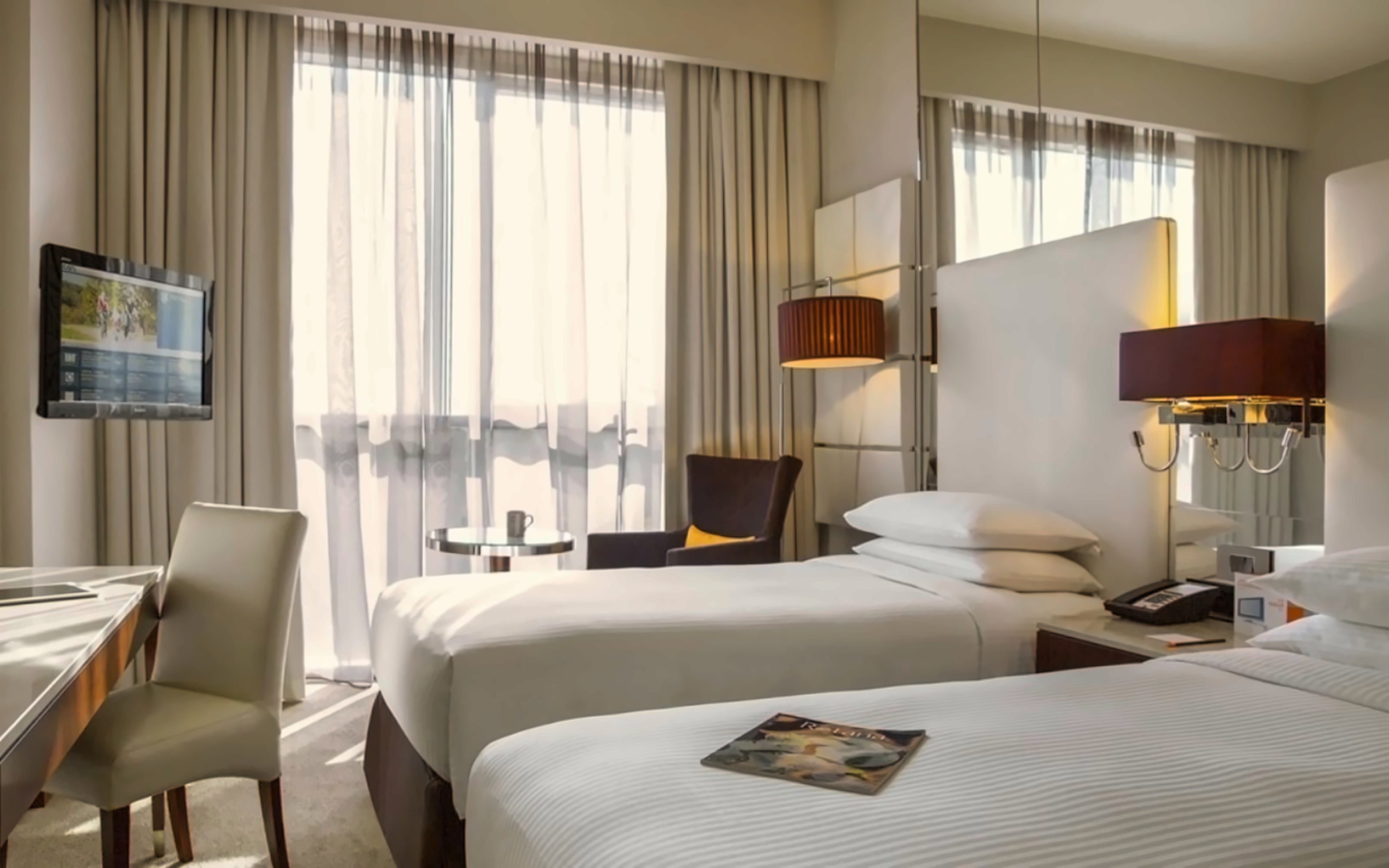 Centro Room - Queen Bed 4