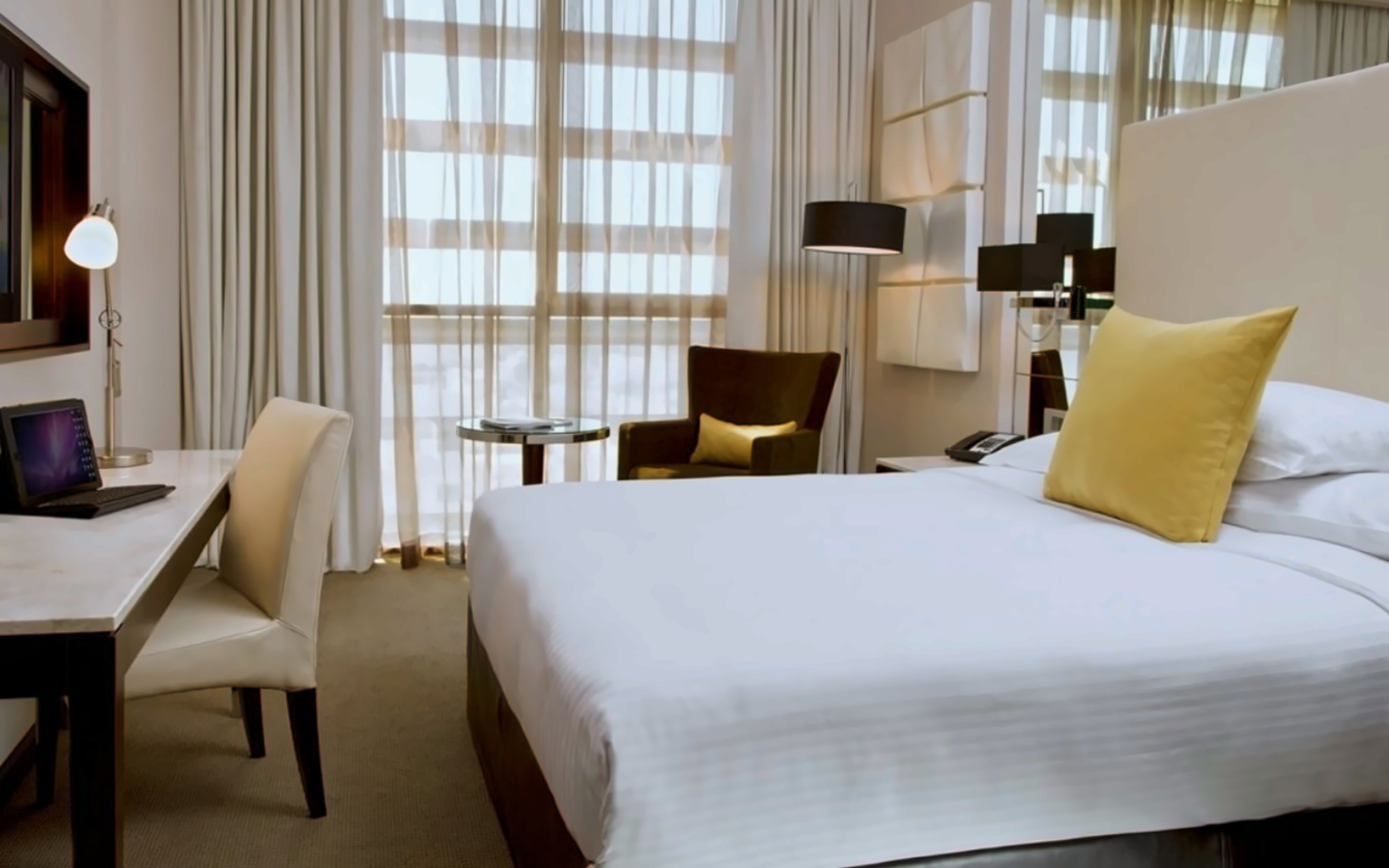 Centro Room - Queen Bed 2