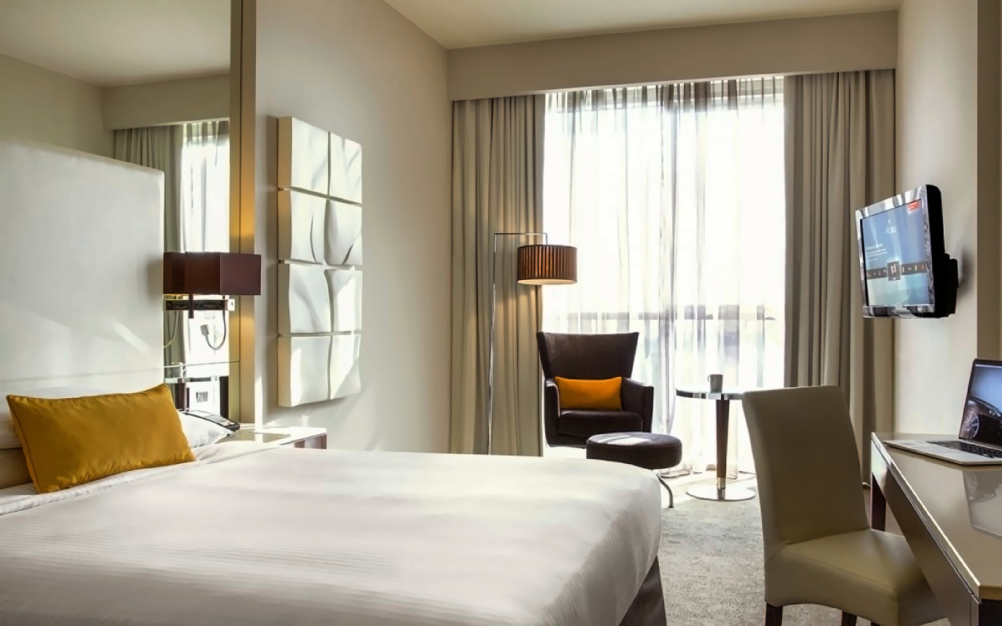 Centro Room - Queen Bed 1