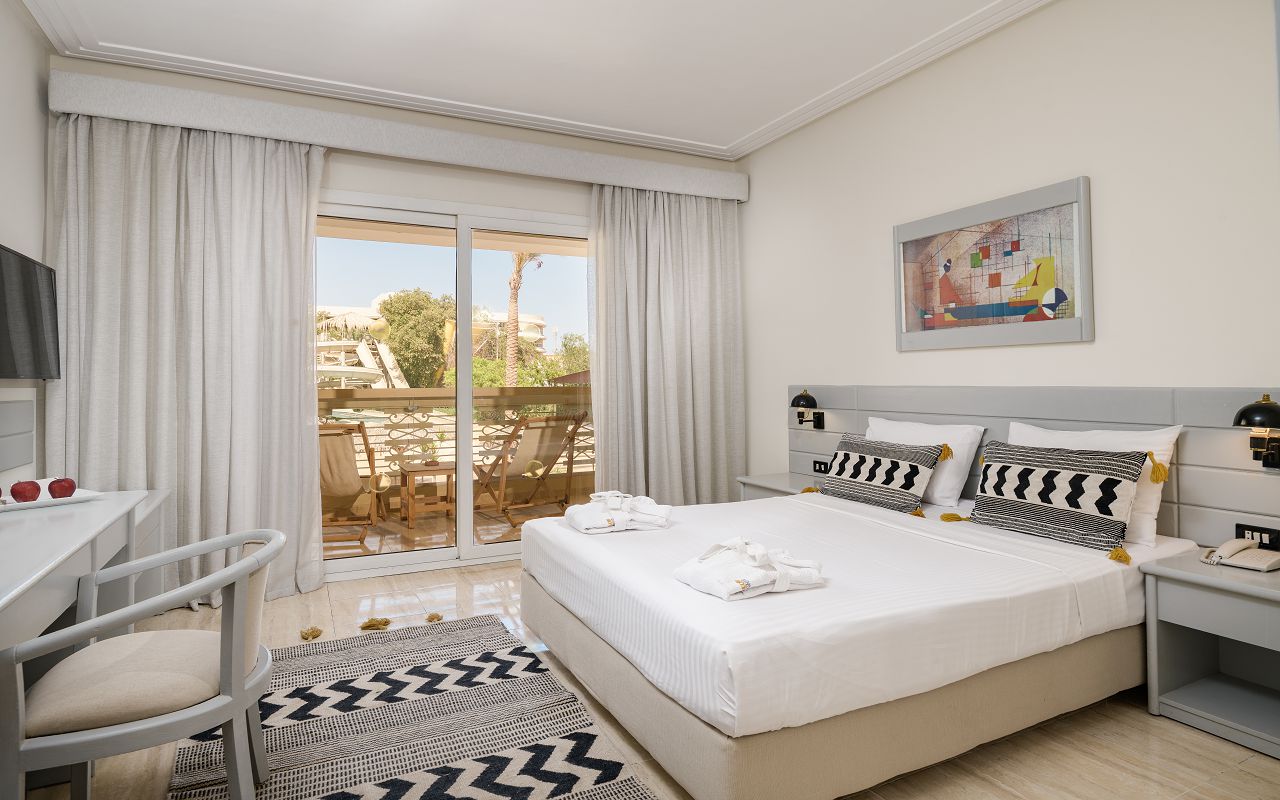 Premium Family Suite Pool View 2