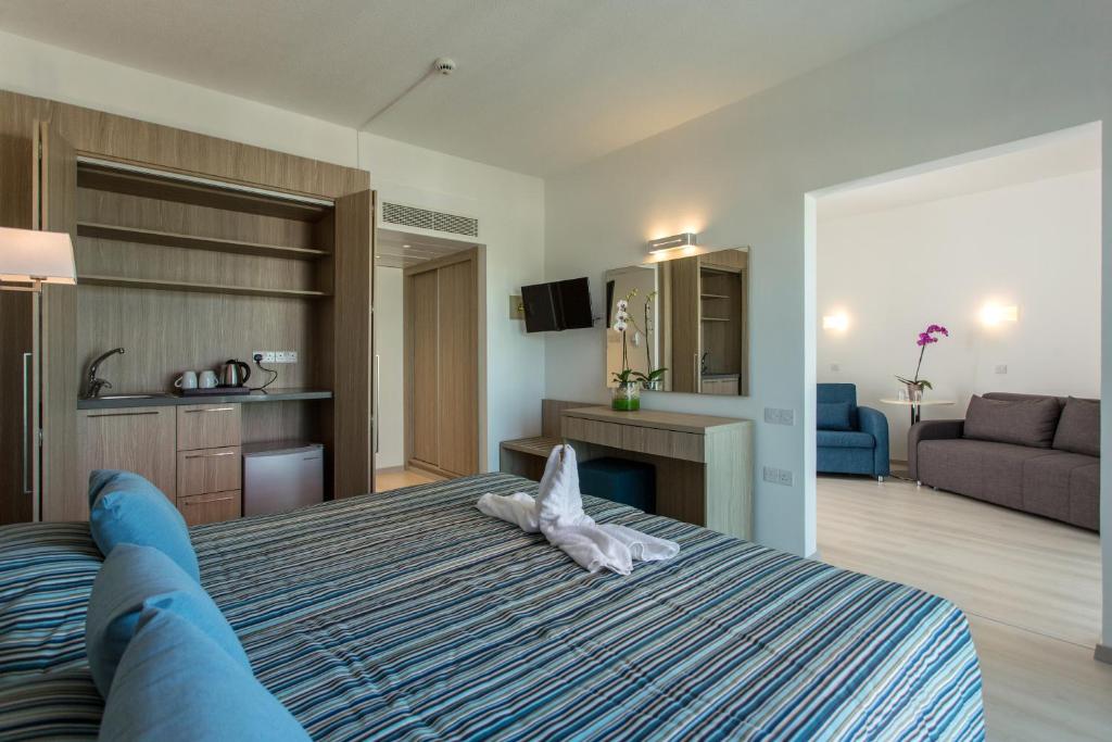 Family Room Side Sea View - Main Building 1