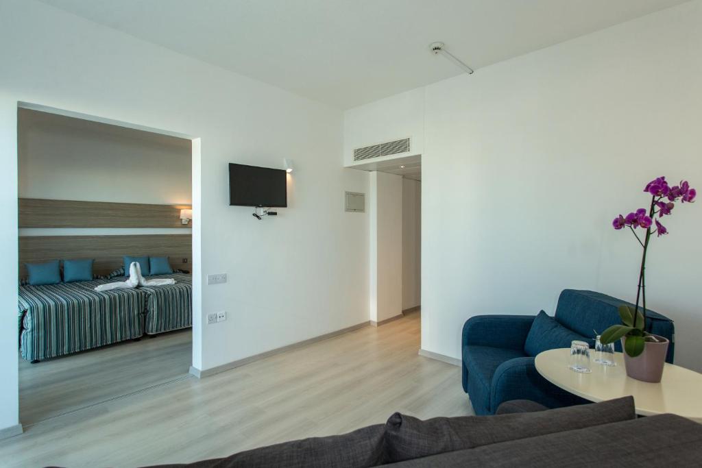 Family Room Side Sea View - Main Building 3