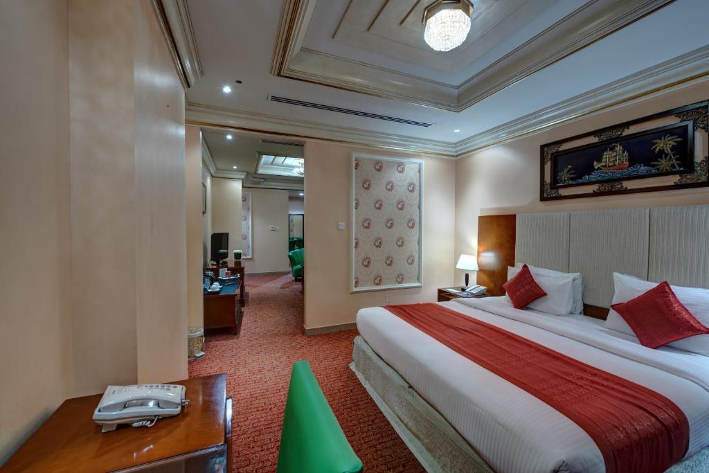 Business Class Suite with Balcony 4