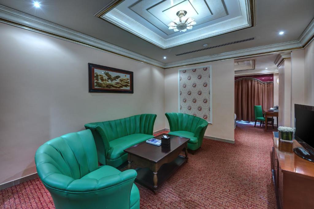 Business Class Suite with Balcony 1