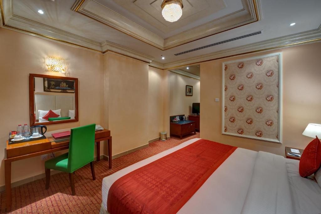 Business Class Suite with Balcony 2