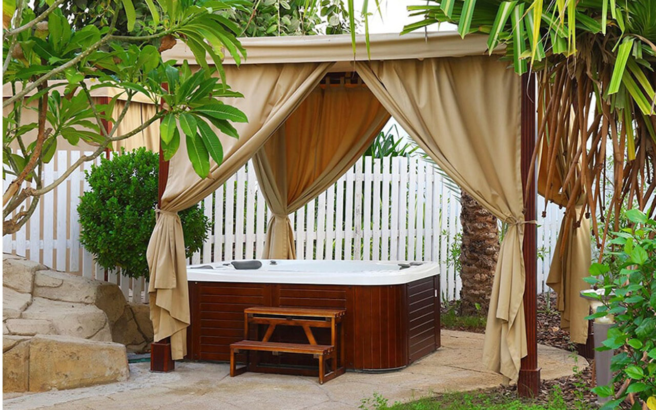 Suite With Outside Jacuzzi 4