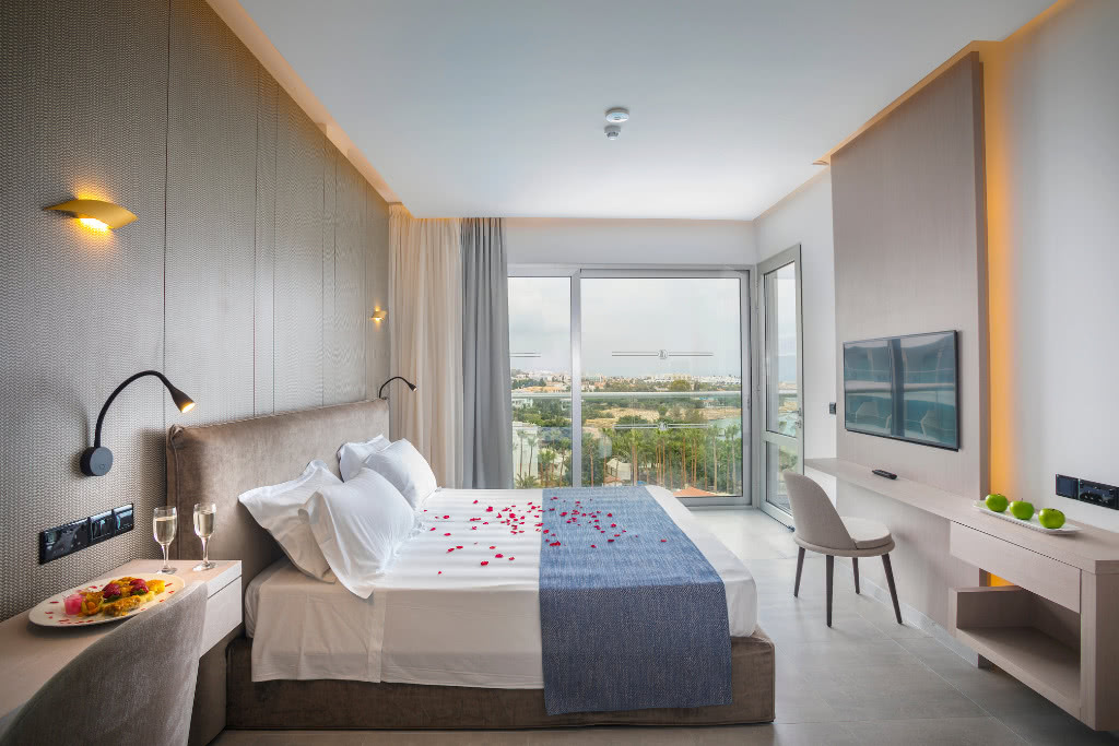 Deluxe Elite Honeymoon Suite 1