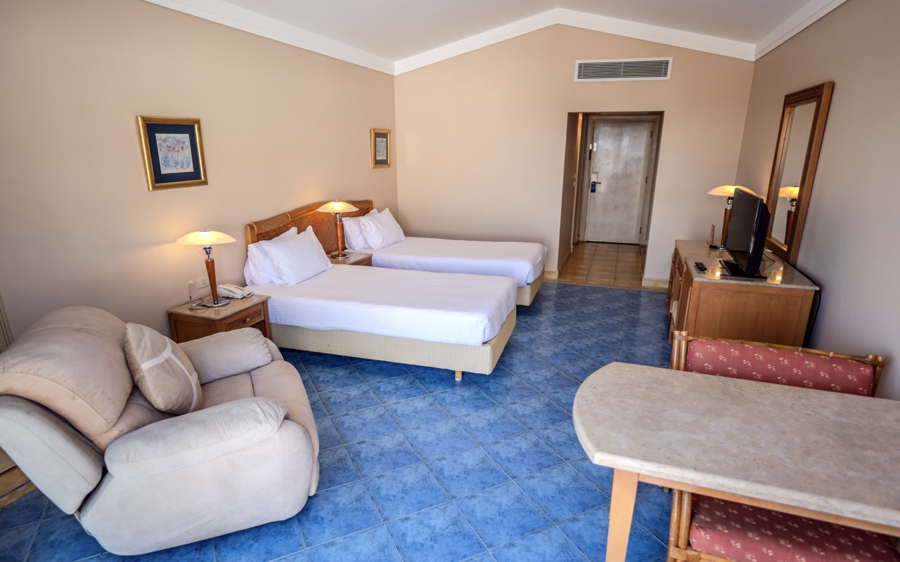 Deluxe Sea & Pool View Room 4