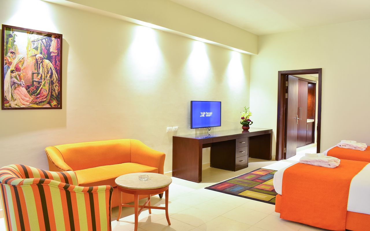 Family Room (Pool / Lagoon View) 3