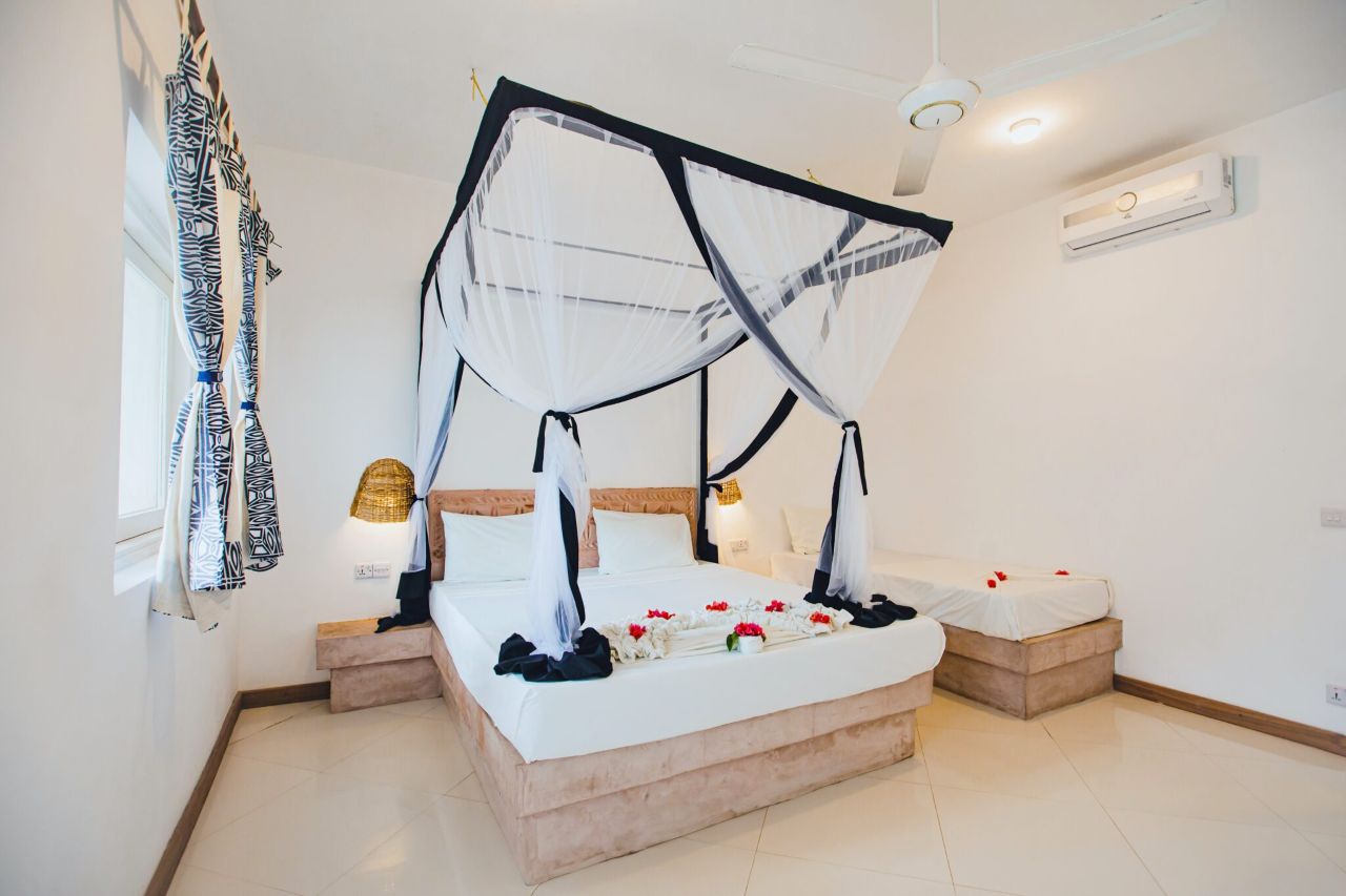 Classic Pool/Garden Room 1