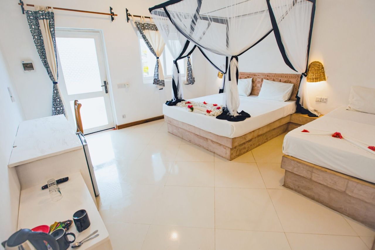 Classic Pool/Garden Room 2