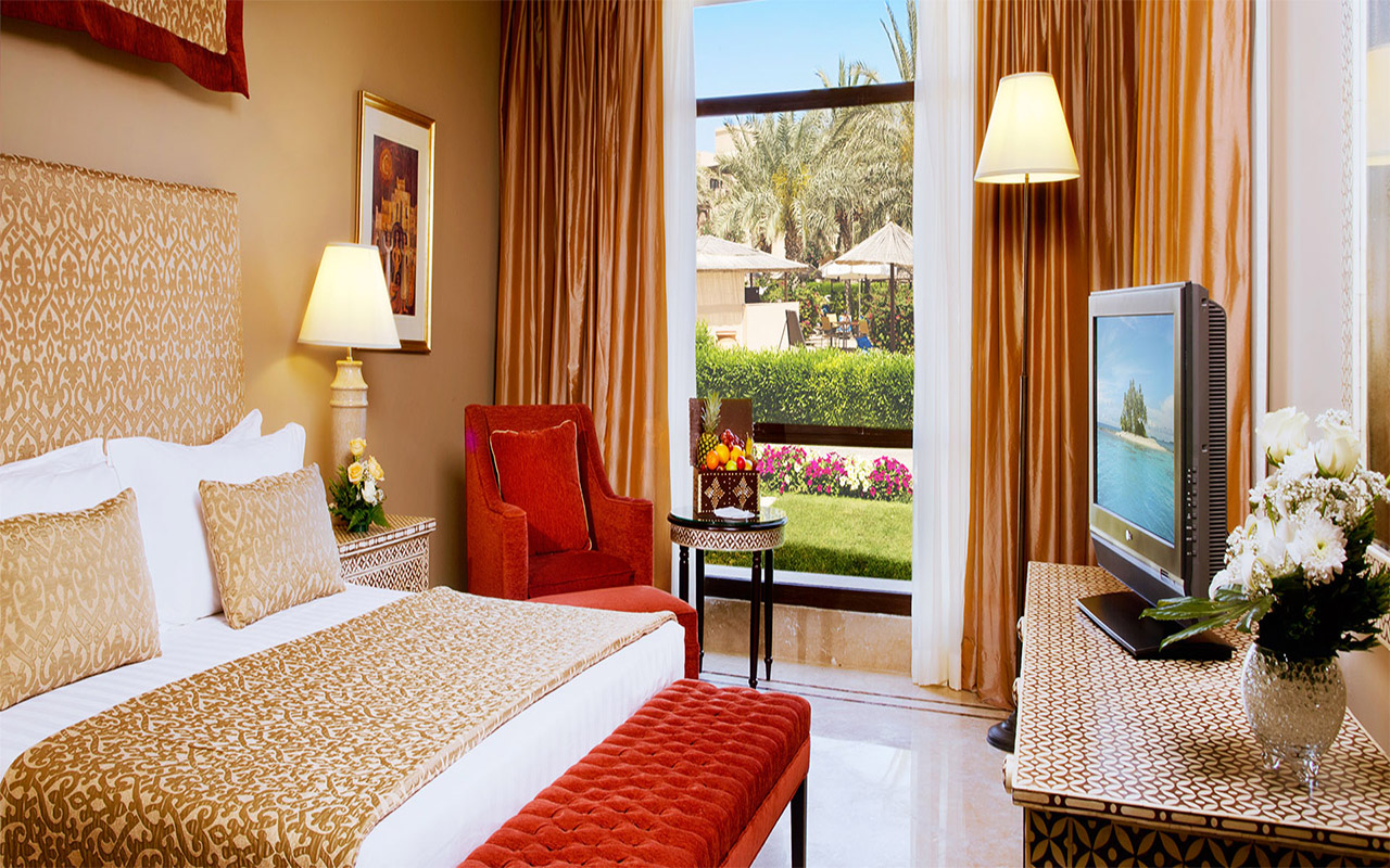 Al Qasr Suite Queen Bed 1