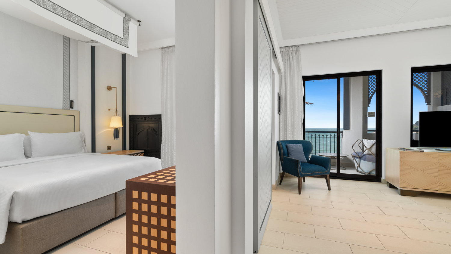 One Bedroom Premium Suite Beach Front 3