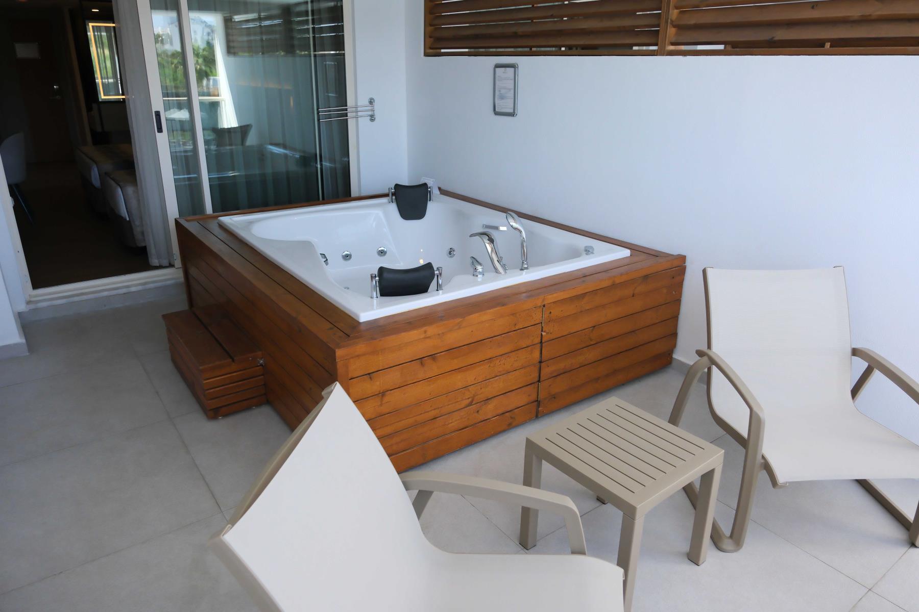 Deluxe Jacuzzi Private 1