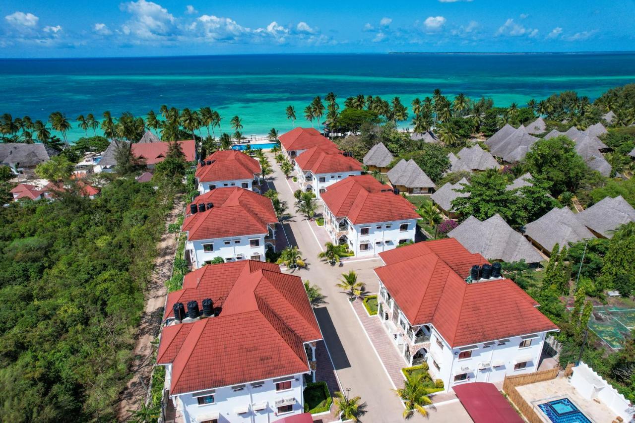Sunny Palms Beach Bungalows 3