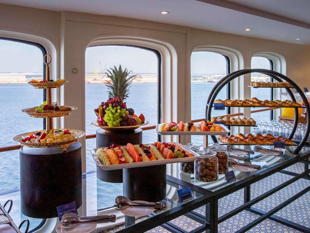 Queen Elizabeth 2 Hotel 5