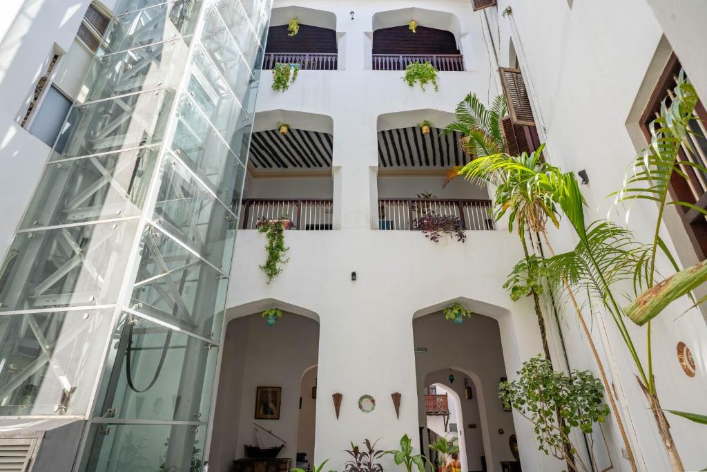 Dhow Palace Hotel 5