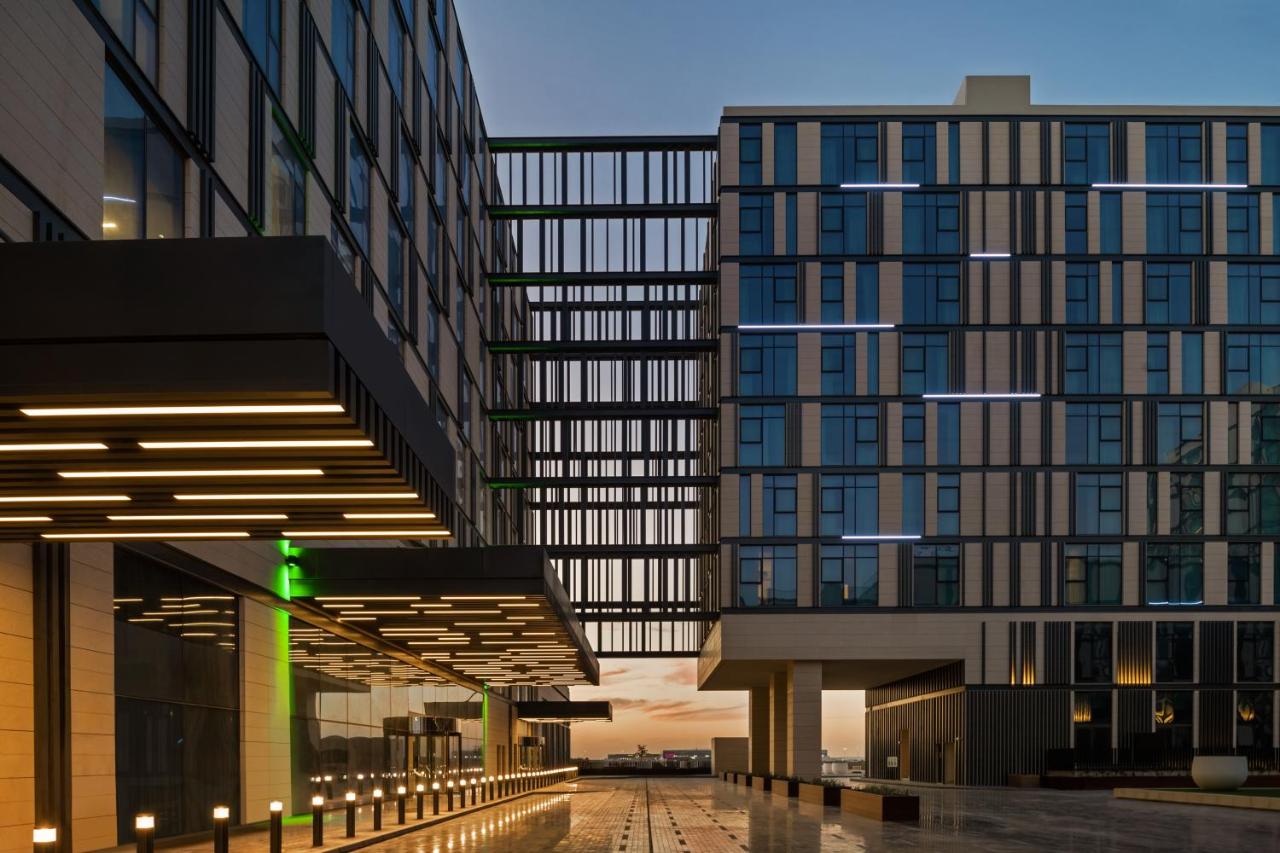 Holiday Inn Dubai Al Maktoum Airport 4