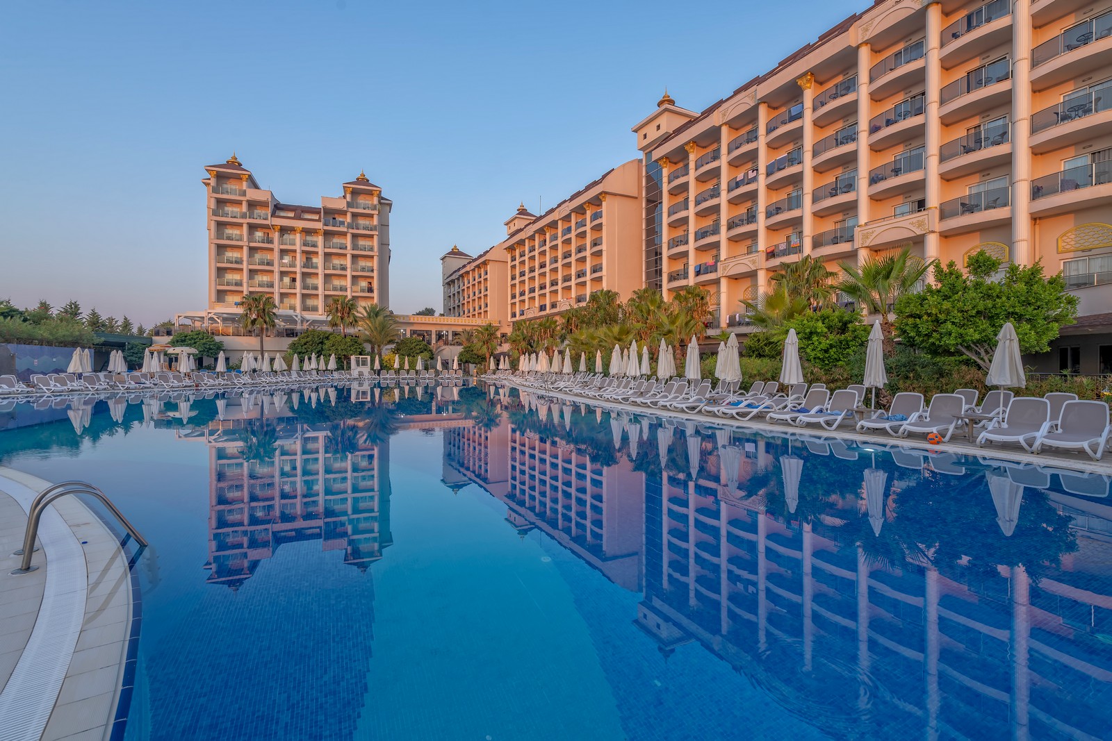 Lake River Side Hotel 4