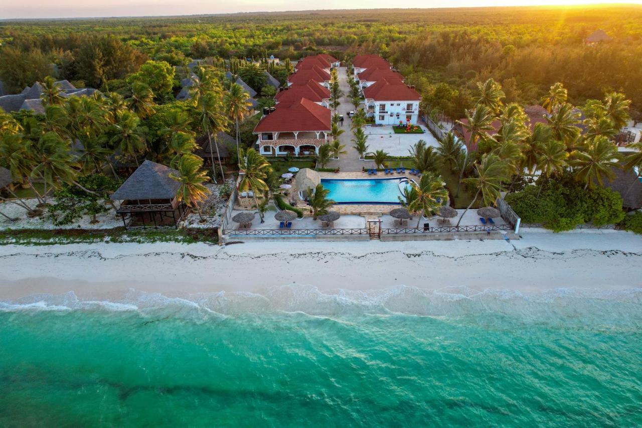 Sunny Palms Beach Bungalows 4