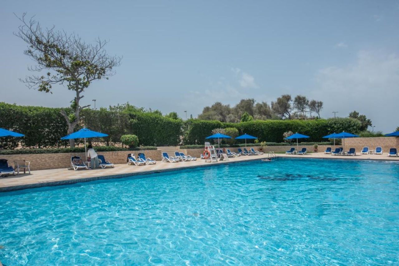 Bm Beach Hotel 4