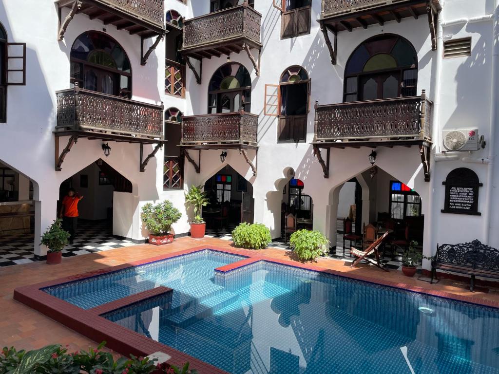 Dhow Palace Hotel 6