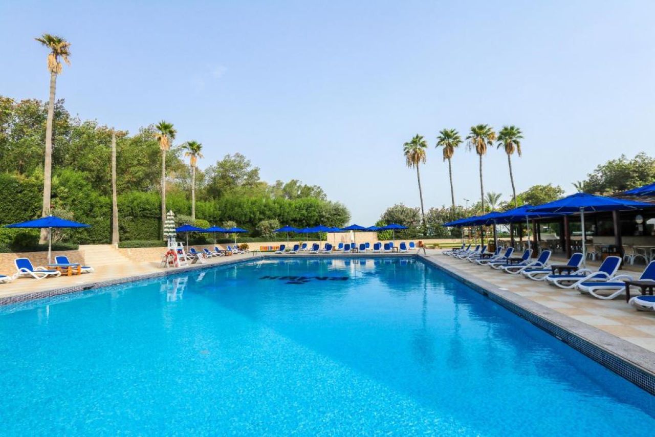 Bm Beach Hotel 6