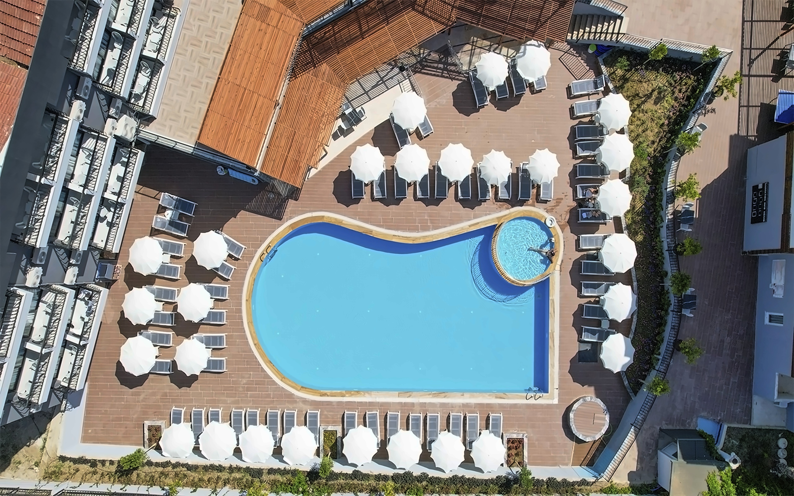 Clover Magic Park Side Hotel 3