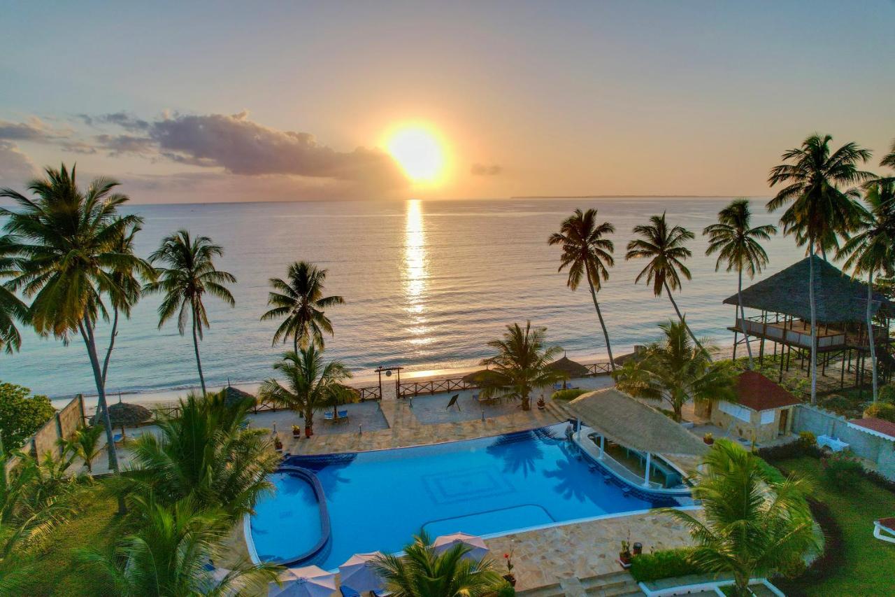 Sunny Palms Beach Bungalows 5