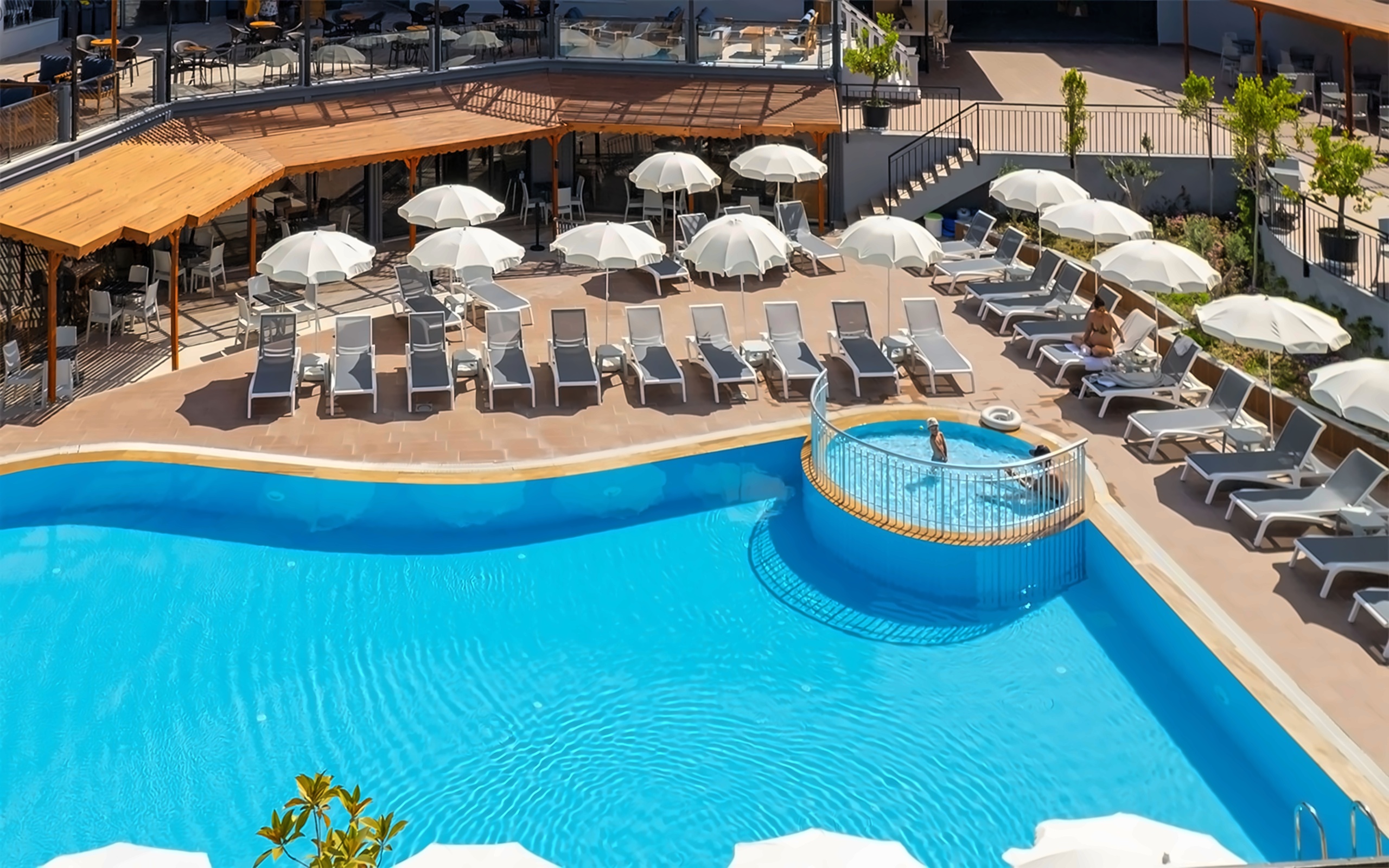 Clover Magic Park Side Hotel 2